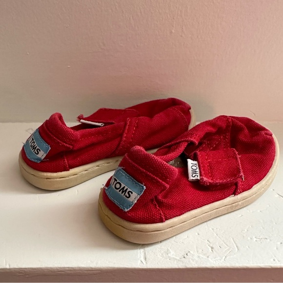 🛍️ Bright candy apple red, baby Tom’s, size 5 🍎 - Picture 9 of 11